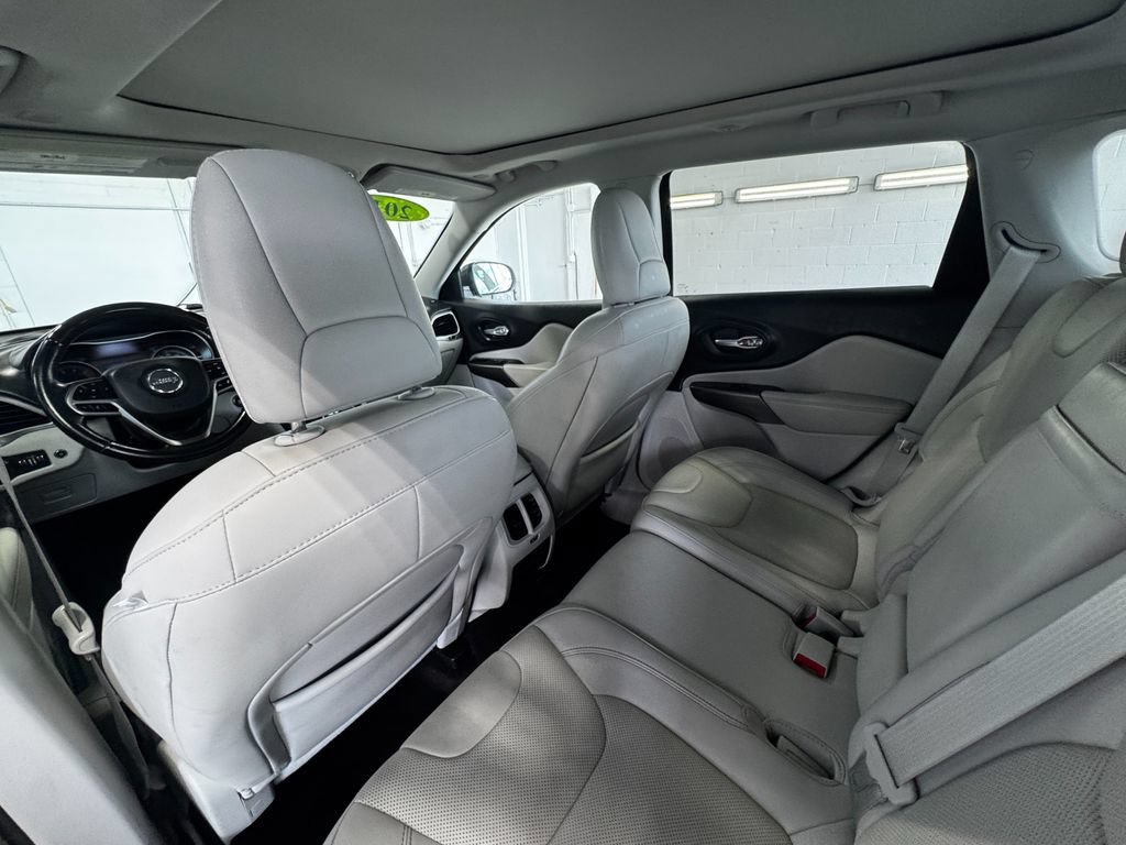 Used 2019 Jeep Cherokee Overland w/ Technology Group AWD/4WD image 22