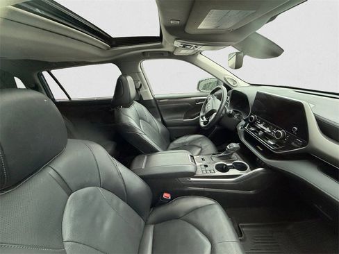 Used 2023 Toyota Highlander Limited image 22