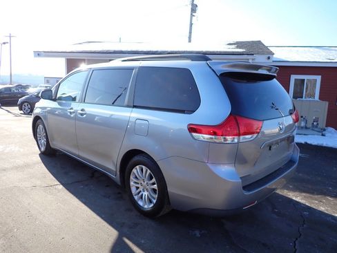 Used 2013 Toyota Sienna XLE image 4
