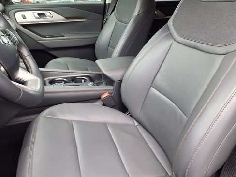 Used 2025 Ford Explorer Active w/ Active Comfort Package image 3