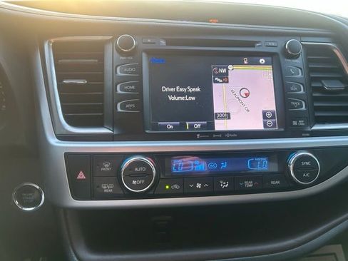 Used 2019 Toyota Highlander XLE image 16