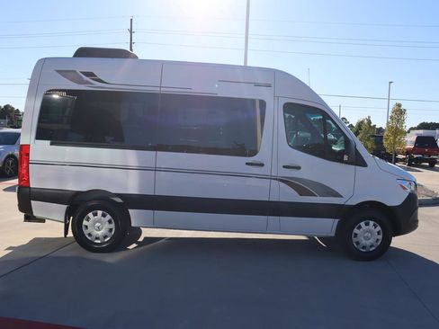 Used 2019 Mercedes-Benz Sprinter 2500 image 6
