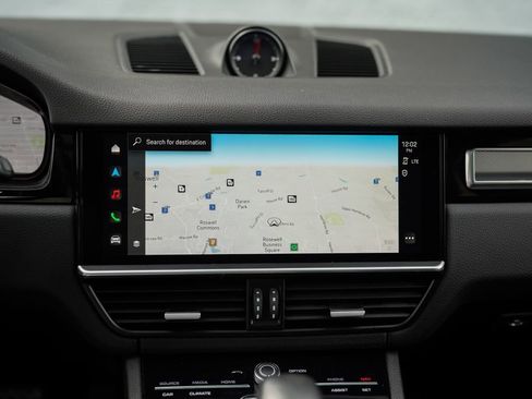 Used 2022 Porsche Cayenne Platinum Edition image 32