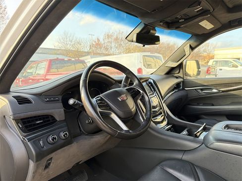 Used 2019 Cadillac Escalade Platinum image 7