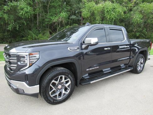 Used 2022 GMC Sierra 1500 SLT w/ SLT Premium Plus Package AWD/4WD image 4