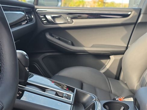 Used 2025 Porsche Macan image 23