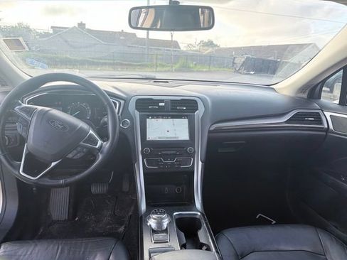 Used 2018 Ford Fusion SE w/ Fusion SE Technology Package FWD image 12