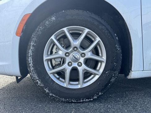 Used 2024 Chrysler Pacifica Touring-L image 16