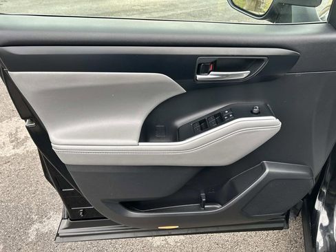 Used 2021 Toyota Highlander XLE image 26