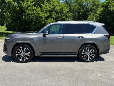 Used 2022 Lexus LX 600 4WD w/ Accessory Package (Z1) image 7