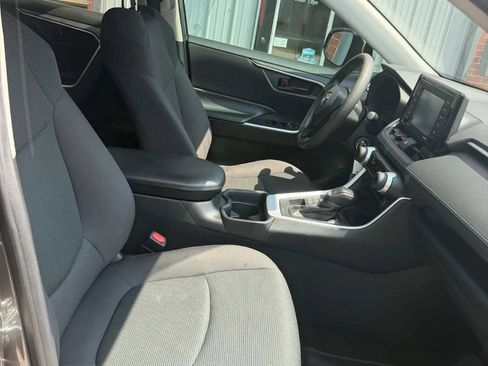 Used 2021 Toyota RAV4 LE AWD/4WD image 31