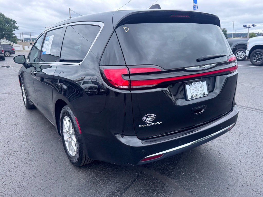 Used 2025 Chrysler Pacifica Select FWD image 4
