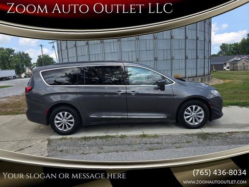 Used 2017 Chrysler Pacifica Touring-L FWD image 1