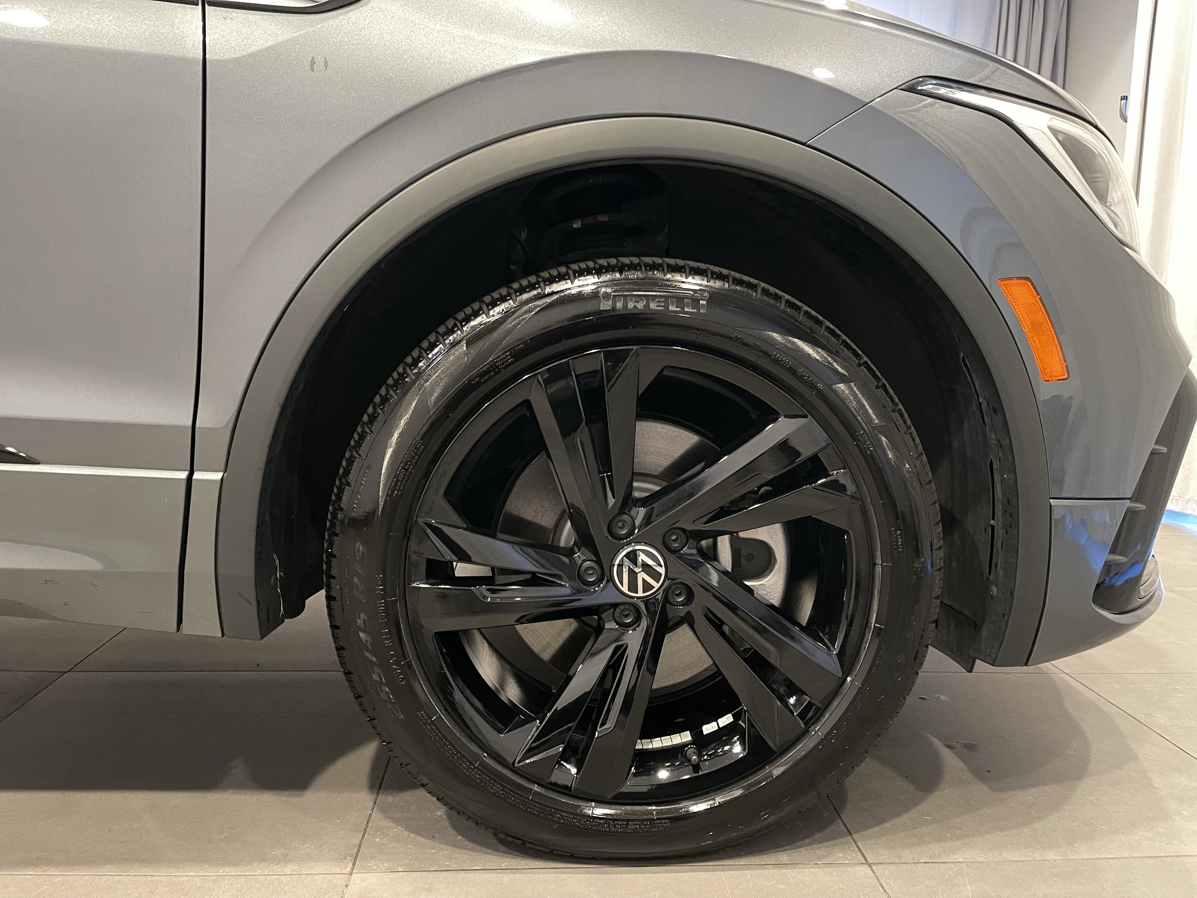Used 2024 Volkswagen Tiguan SE R-Line AWD/4WD image 10