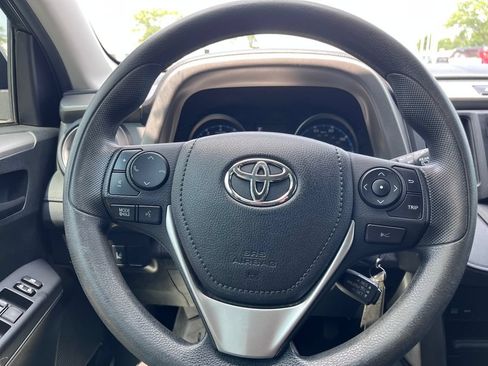 Used 2018 Toyota RAV4 LE FWD image 13