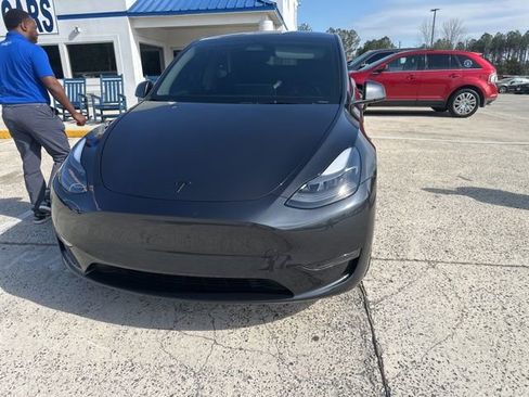 Used 2024 Tesla Model Y Performance image 3