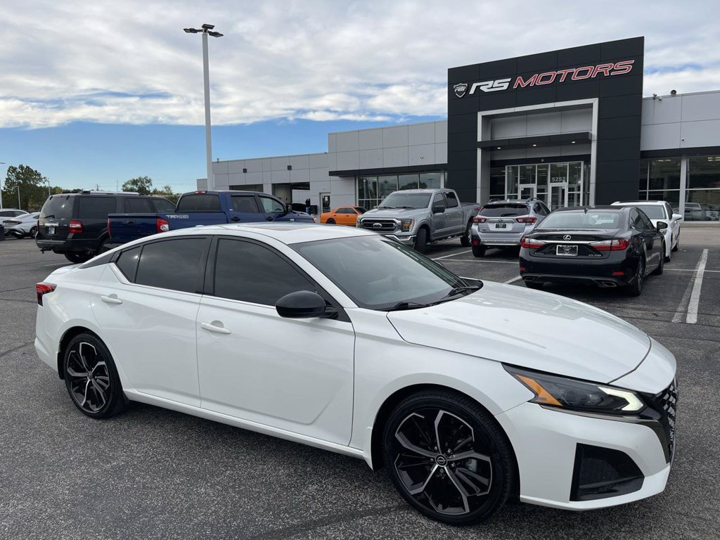 Used 2024 Nissan Altima 2.5 SR w/ SR Premium Package FWD image 2