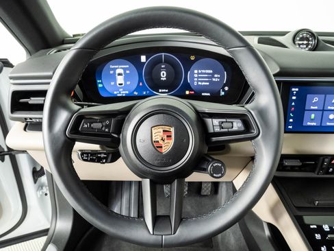 Used 2025 Porsche Macan Electric RWD image 9