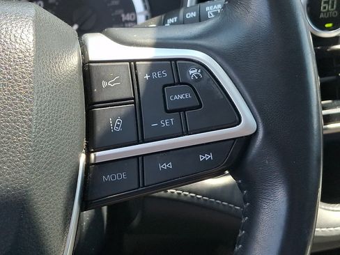 Used 2023 Toyota Highlander XLE FWD image 23