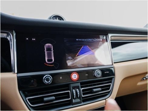 Certified 2025 Porsche Macan image 19