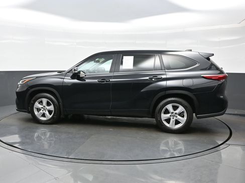 Used 2023 Toyota Highlander LE AWD/4WD image 3