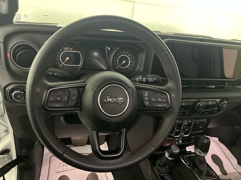 Used 2024 Jeep Wrangler Unlimited Rubicon image 16