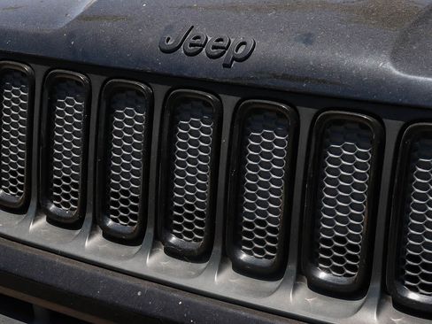 Used 2017 Jeep Renegade Altitude FWD image 3