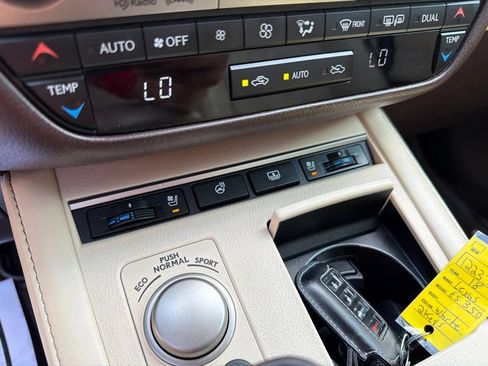 Used 2018 Lexus ES 350 w/ Ultra Luxury Package FWD image 32