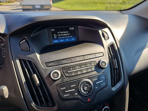 Used 2018 Ford Focus SE w/ SE Appearance Package image 17