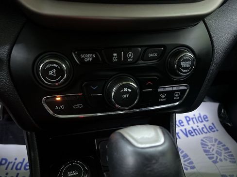 Used 2017 Jeep Cherokee Latitude w/ Comfort & Sound Group AWD/4WD image 22