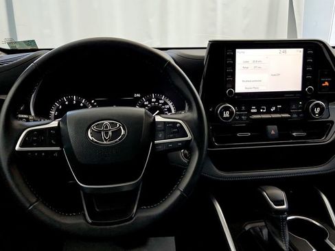 Used 2022 Toyota Highlander XLE AWD/4WD image 29
