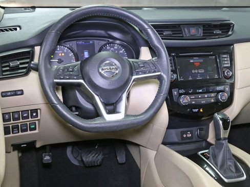 Used 2020 Nissan Rogue SV image 2