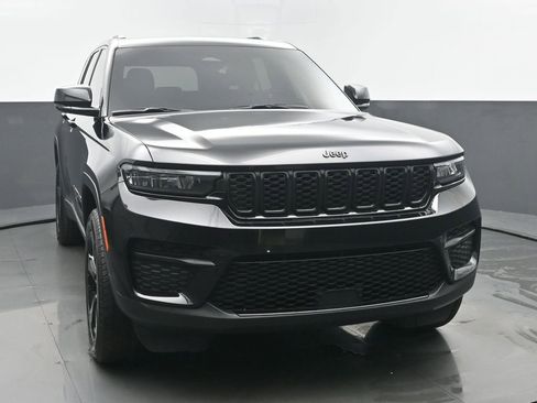 Used 2023 Jeep Grand Cherokee Altitude AWD/4WD image 8