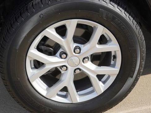 Used 2023 Jeep Grand Cherokee Limited w/ Luxury Tech Group II image 11