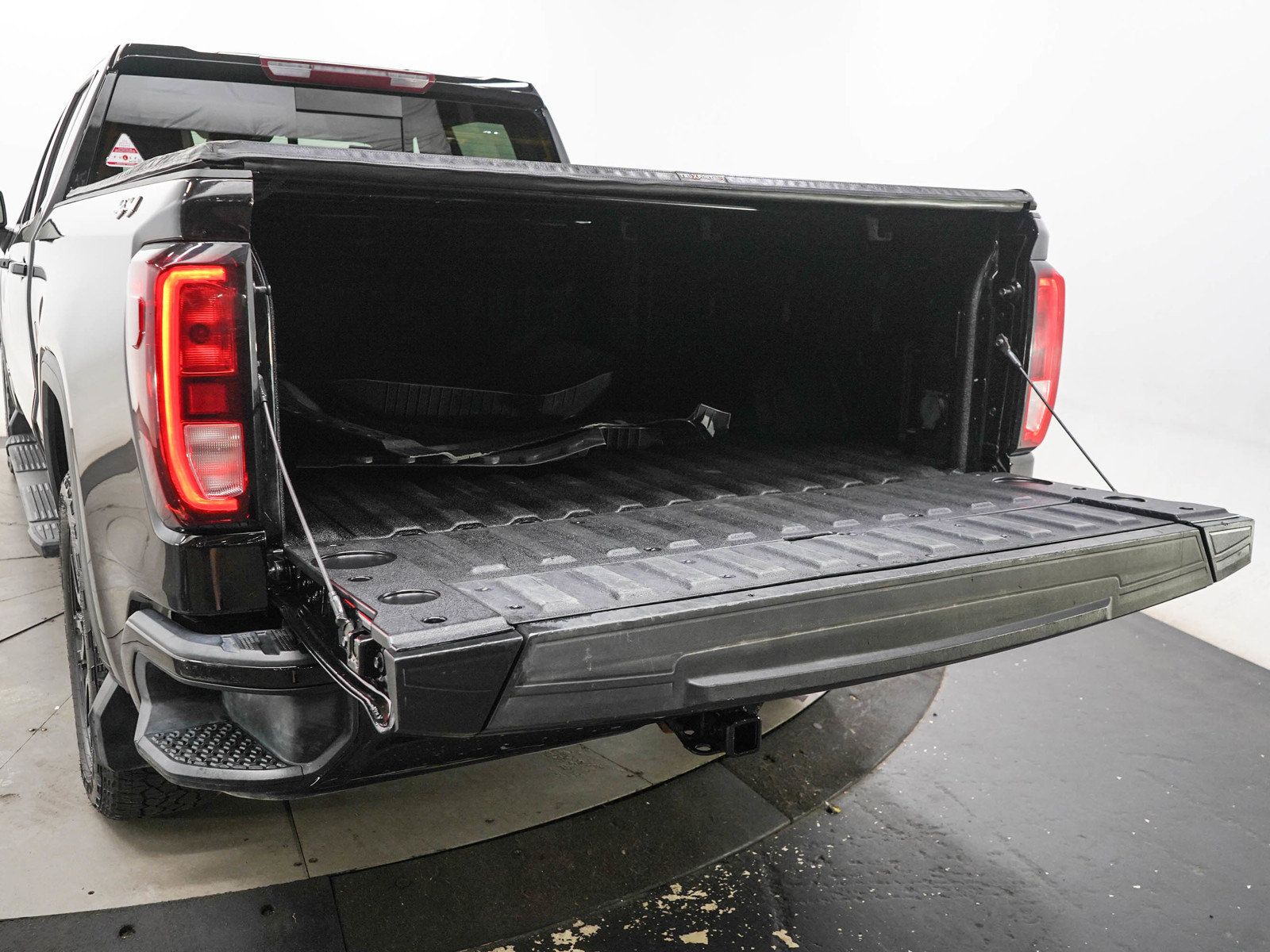 Used 2024 GMC Sierra 1500 Elevation w/ Elevation Premium Package AWD/4WD image 9