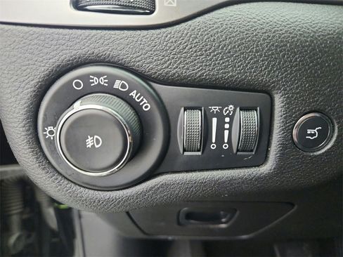 Used 2020 Jeep Cherokee Limited image 31