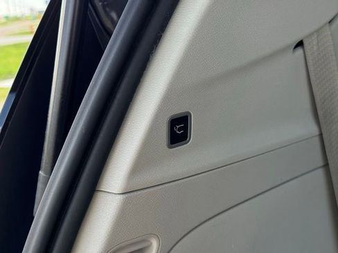 Used 2020 Chrysler Voyager Lxi FWD image 40
