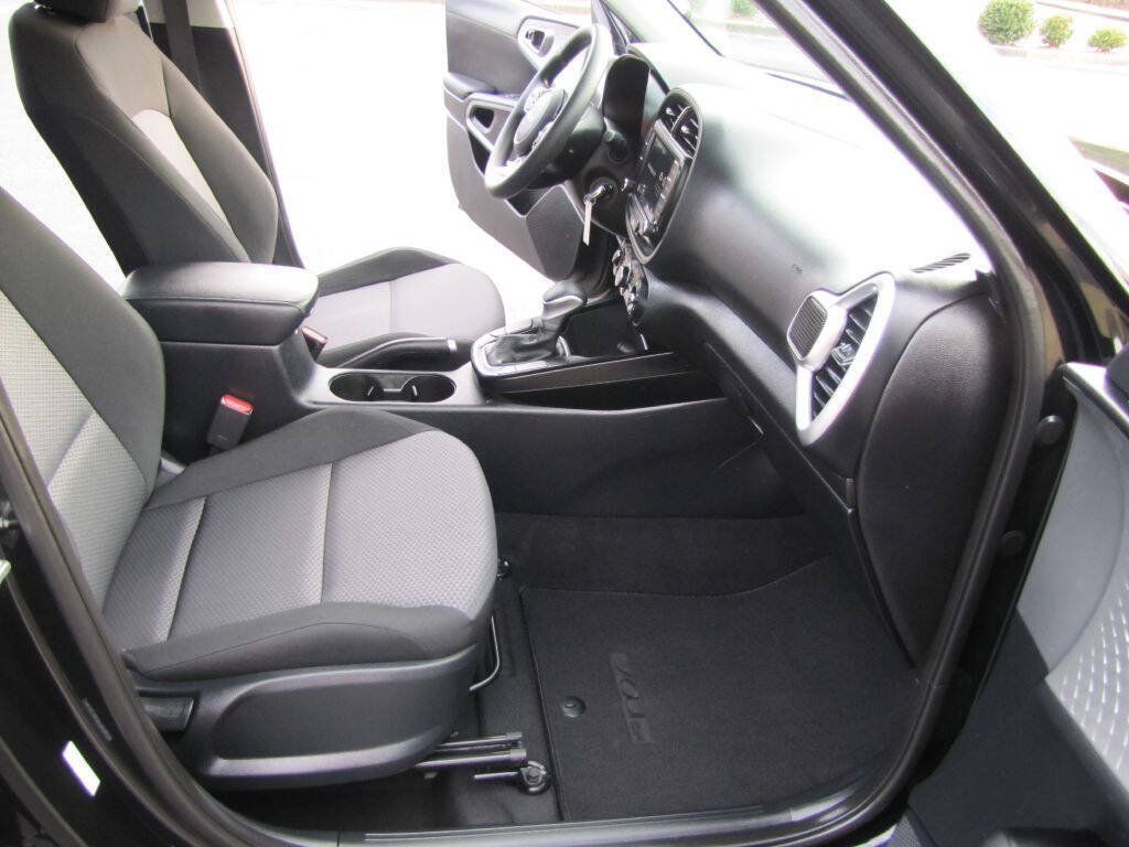Used 2024 Kia Soul LX w/ Option Group 015 FWD image 22