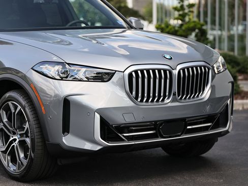 New 2026 BMW X5 xDrive40i w/ Premium Package AWD/4WD image 2