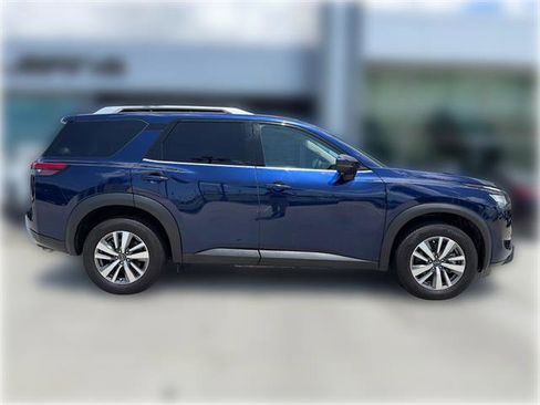 Used 2025 Nissan Pathfinder SL FWD image 10