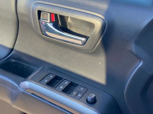 Used 2022 Toyota Tacoma TRD Off-Road image 21