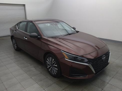 Used 2025 Nissan Altima 2.5 SV FWD image 13