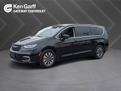 Used 2024 Chrysler Pacifica Select