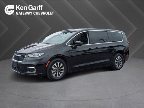 Used 2024 Chrysler Pacifica Select image 1