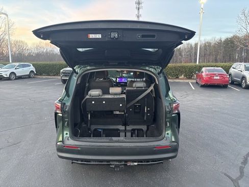 Used 2025 Toyota Sienna XLE image 8