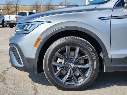 Used 2024 Volkswagen Tiguan SE image 8