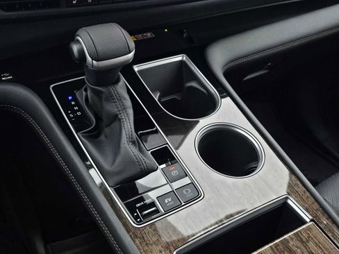 Used 2025 Toyota Sienna Platinum image 27