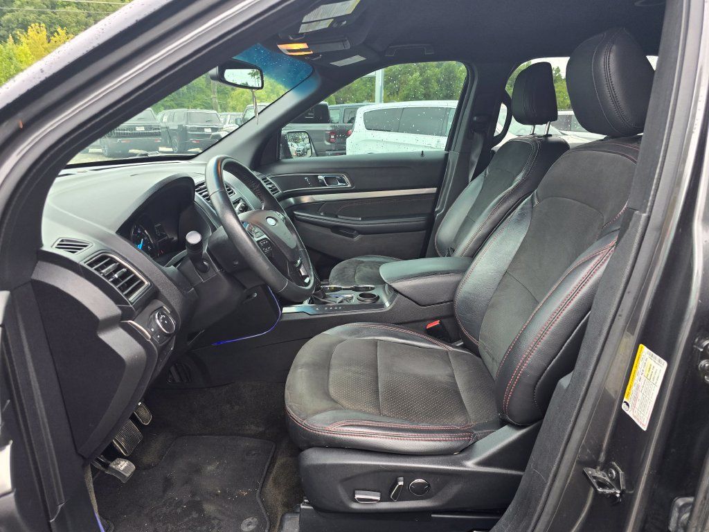 Used 2018 Ford Explorer XLT w/ Equipment Group 202A FWD image 4
