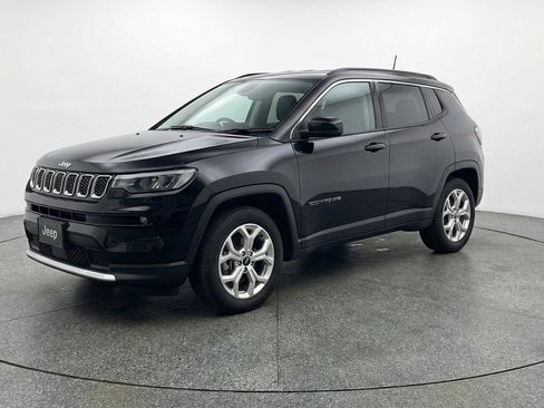 Used 2025 Jeep Compass Latitude AWD/4WD image 3