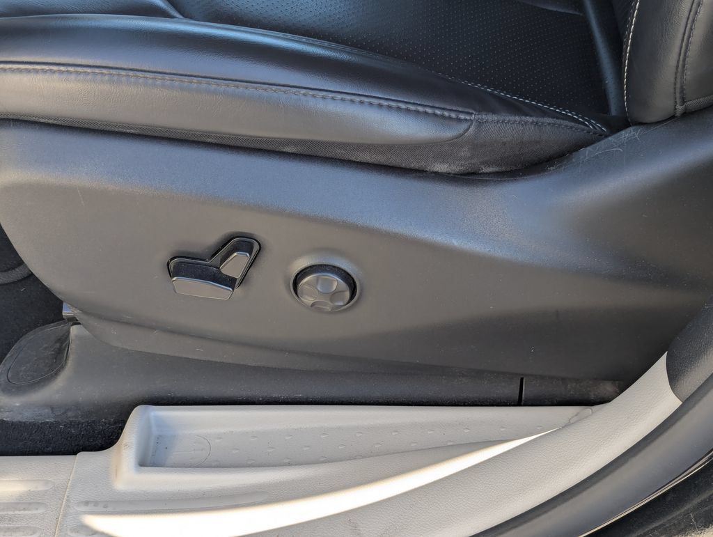 Used 2023 Chrysler Pacifica Touring-L FWD image 16